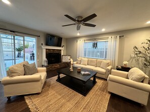 Smart-TV, peis og bøker