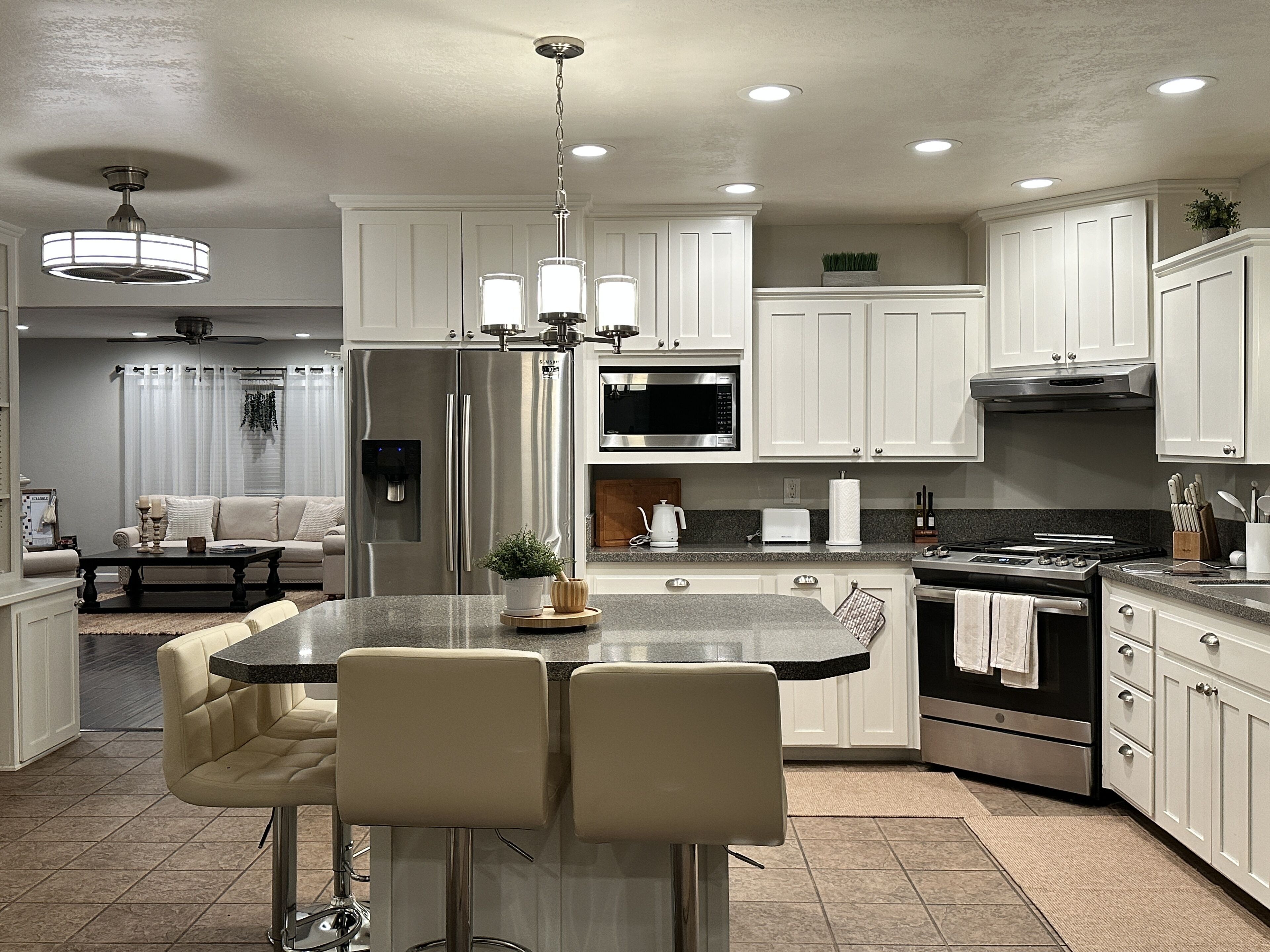 Kjøleskap, mikrobølgeovn, ovn og kokeplater