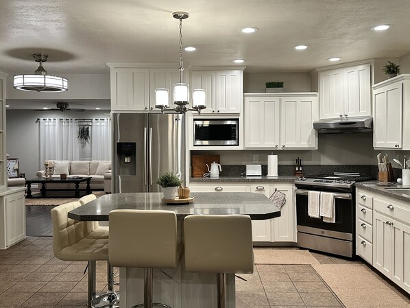 Refrigerador, microondas, horno y parrilla de estufa 