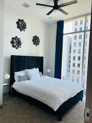 1 makuuhuone, työpöytä, silitysrauta/-lauta, vauvan matkasänky