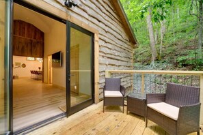 Terrace/patio - 🔥 Fall Flash Sale –15% Off Waterfall deal Spacious 3 Bedroom Cabin Plus One Bedroom Beekeeper Cabin Waterfalls AWD or 4WD recommended (Hot Springs)
