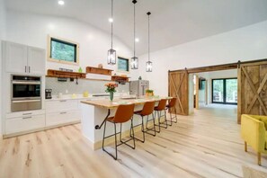 Fridge, microwave, oven, stovetop - 🔥 Fall Flash Sale –15% Off Waterfall deal Spacious 3 Bedroom Cabin Plus One Bedroom Beekeeper Cabin Waterfalls AWD or 4WD recommended (Hot Springs)