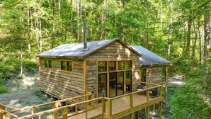 A log cabin with a deck and a covered porch, surrounded by forest. - 🔥 Fall Flash Sale –15% Off Waterfall deal Spacious 3 Bedroom Cabin Plus One Bedroom Beekeeper Cabin Waterfalls AWD or 4WD recommended (Hot Springs)
