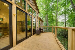 Terrace/patio - 🔥 Fall Flash Sale –15% Off Waterfall deal Spacious 3 Bedroom Cabin Plus One Bedroom Beekeeper Cabin Waterfalls AWD or 4WD recommended (Hot Springs)