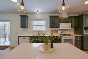 Fridge, microwave, oven, stovetop - Buckingham Woods I Hocking Hills (Logan)