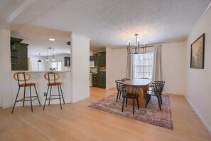 Dining - Private Hocking Hills Retreat Near All Attractions (Logan)