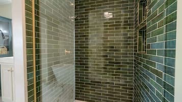 Dusche, Haartrockner, Shampoo