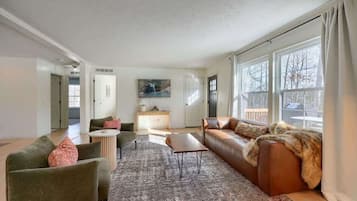 Televisión, libros y oficina