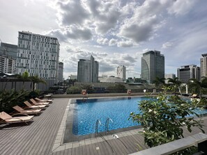 Pool - Cozy Studio with Queen Size Bed in Araneta City beside AliMall & SM (Quezon City)