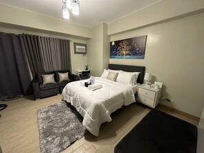 1 bedroom, iron/ironing board, free WiFi, bed sheets - Cozy Studio with Queen Size Bed in Araneta City beside AliMall & SM (Quezon City)