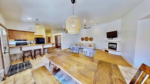 Un espacio moderno para vivir con comedor, cocina y zona de estar.