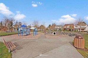 Children's area - Glamorous, spacious home, fully furnished with amazing Deco plus artistry. (Fife)