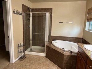 Douche, sèche-cheveux, bidet, serviettes fournies