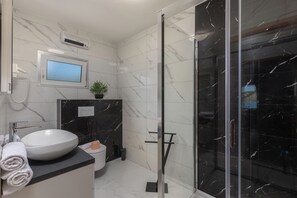 Douche, sĂšche-cheveux, serviettes fournies
