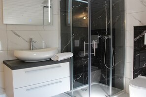 Douche, sĂšche-cheveux, serviettes fournies