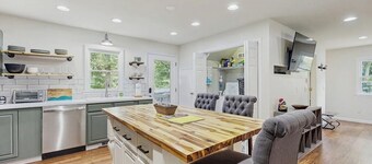 Charming dog-friendly cottage near Blowing Rock with private hot tub, deck, BBQ