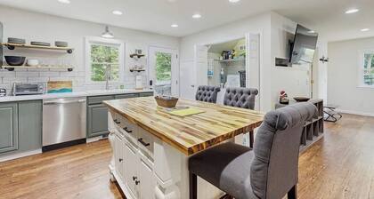 Charming dog-friendly cottage near Blowing Rock with private hot tub, deck, BBQ