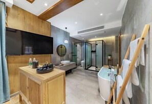 Une salle de bain moderne avec un meuble-lavabo en bois, un grand miroir, une baignoire et une cabine de douche en verre.