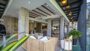 Un interior moderno con una zona de estar de madera, una piscina y vistas al exterior.