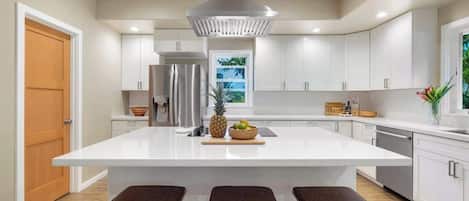 Kjøleskap, mikrobølgeovn, ovn og kokeplater