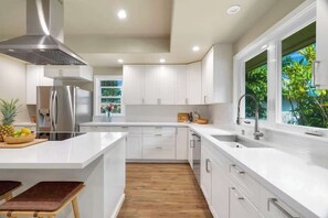 Frigorífico, microondas, horno y placa de cocina