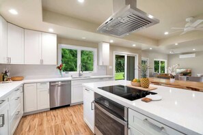 Frigorífico, microondas, horno y placa de cocina