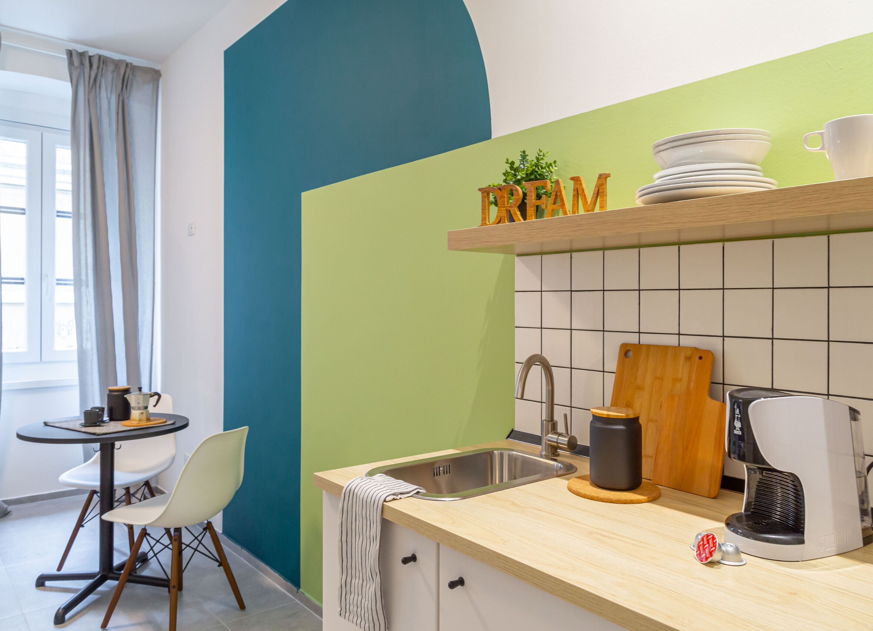 Quarto clássico | Cozinha privada | Cooktop, cafeteira/chaleira, talheres/pratos/utensílios de cozinha