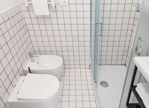 Rom – classic | Bad | Dusj, toalettartikler (inkludert), hårføner og håndklær
