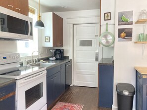 Private kitchen - Cozy Downtown Erie home only 2 blocks from UPMC Hamot (Erie)