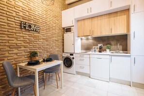 Fridge, microwave, stovetop, dishwasher - Industrial apartment 1 bedroom and garage (Sevilla)