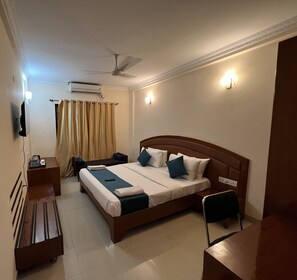 Deluxe Double Room | Egyptian cotton sheets, premium bedding, memory foam beds, free WiFi - Blue Bliss Hotels By PPH Living Infantry Road (Bengaluru)