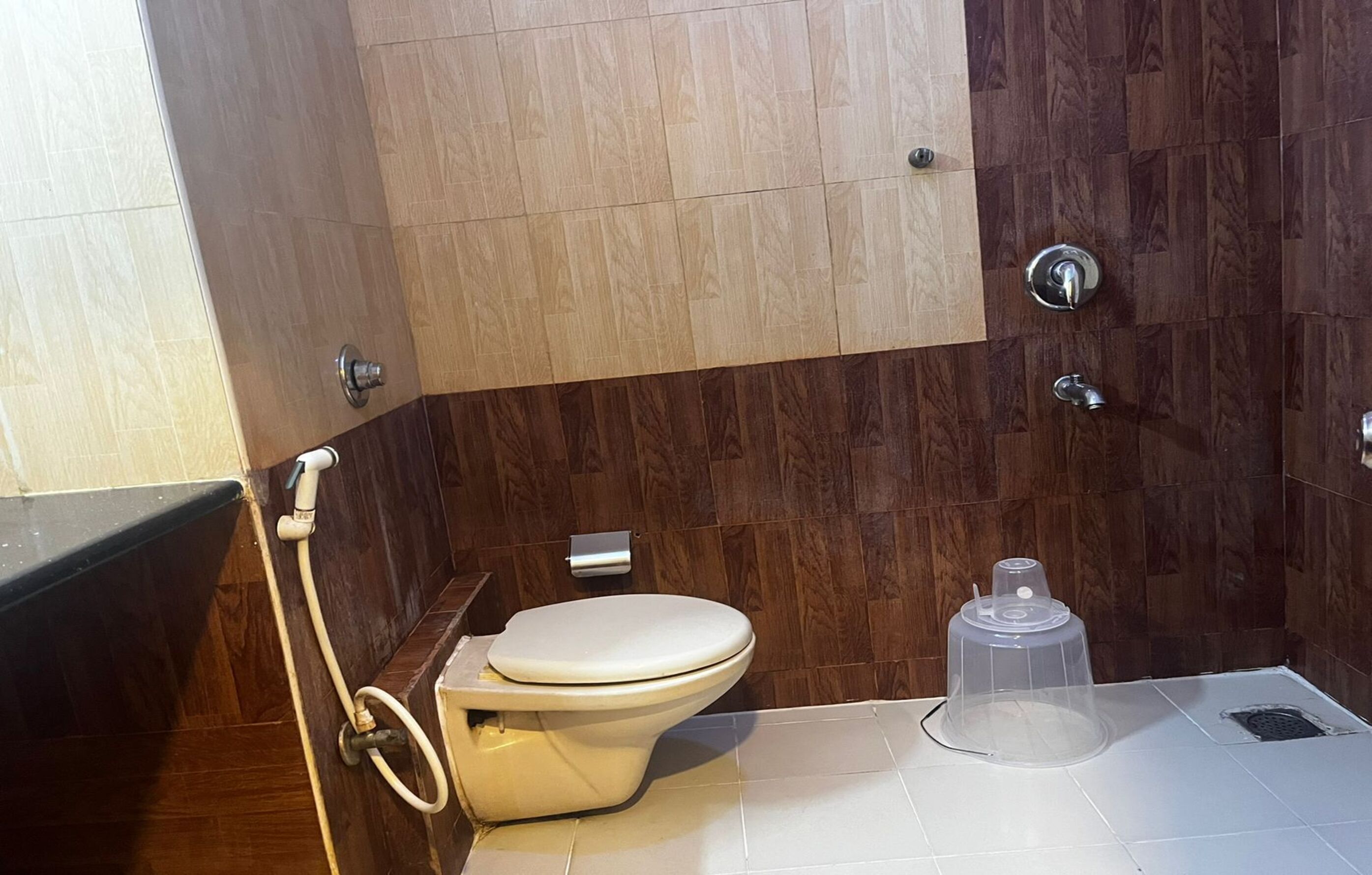 Shower, rainfall showerhead, free toiletries, towels