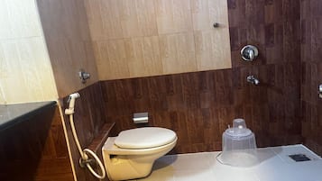 Shower, rainfall showerhead, free toiletries, towels