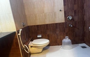 Dusj, regndusjhode, toalettartikler (inkludert) og håndklær