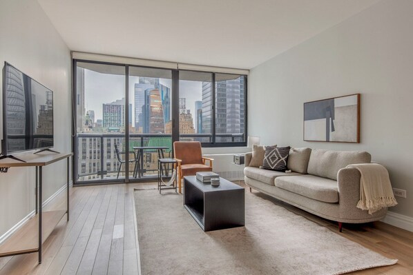 TV, stereo - Nice Midtown 2BR w/ Doorman & Gym, nr Times Square, by Blueground (Midtown)