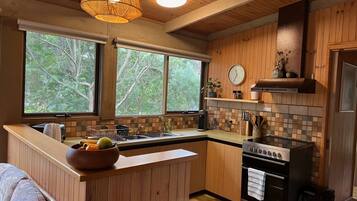 Jääkaappi, mikroaaltouuni, uuni, liesi