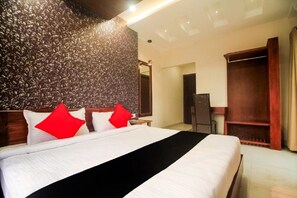 Quarto real | Escrivaninha, quartos à prova de som, Wi-Fi de cortesia, roupa de cama