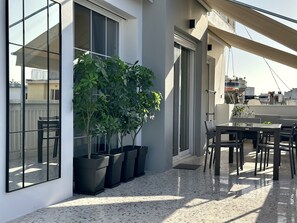 Outdoor dining - Cloud 9 - smart apartment private jacuzzi (Athens)