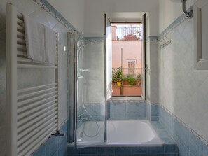 Sèche-cheveux, bidet, serviettes fournies