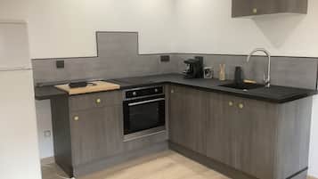 Micro-ondes, four, plaque de cuisson, cafetiĂšre/bouilloire