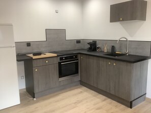 ميكروويف، فرن، موقد طهي مسطح، ماكينة لصنع القهوة/الشاي