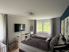 3 chambres, bureau, fer et planche à repasser, lit parapluie