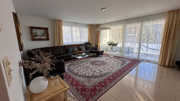 Smart-TV, Videospiele, DVD-Player, Bücher