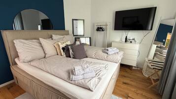 3 chambres, bureau, fer et planche Ă repasser, lit parapluie