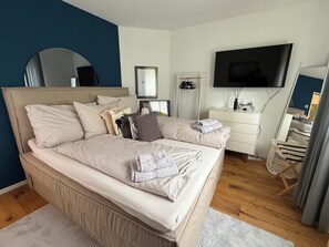 3 chambres, bureau, fer et planche à repasser, lit de bébé portatif