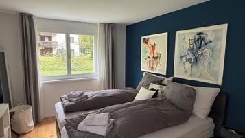 3 chambres, bureau, fer et planche Ă repasser, lit parapluie