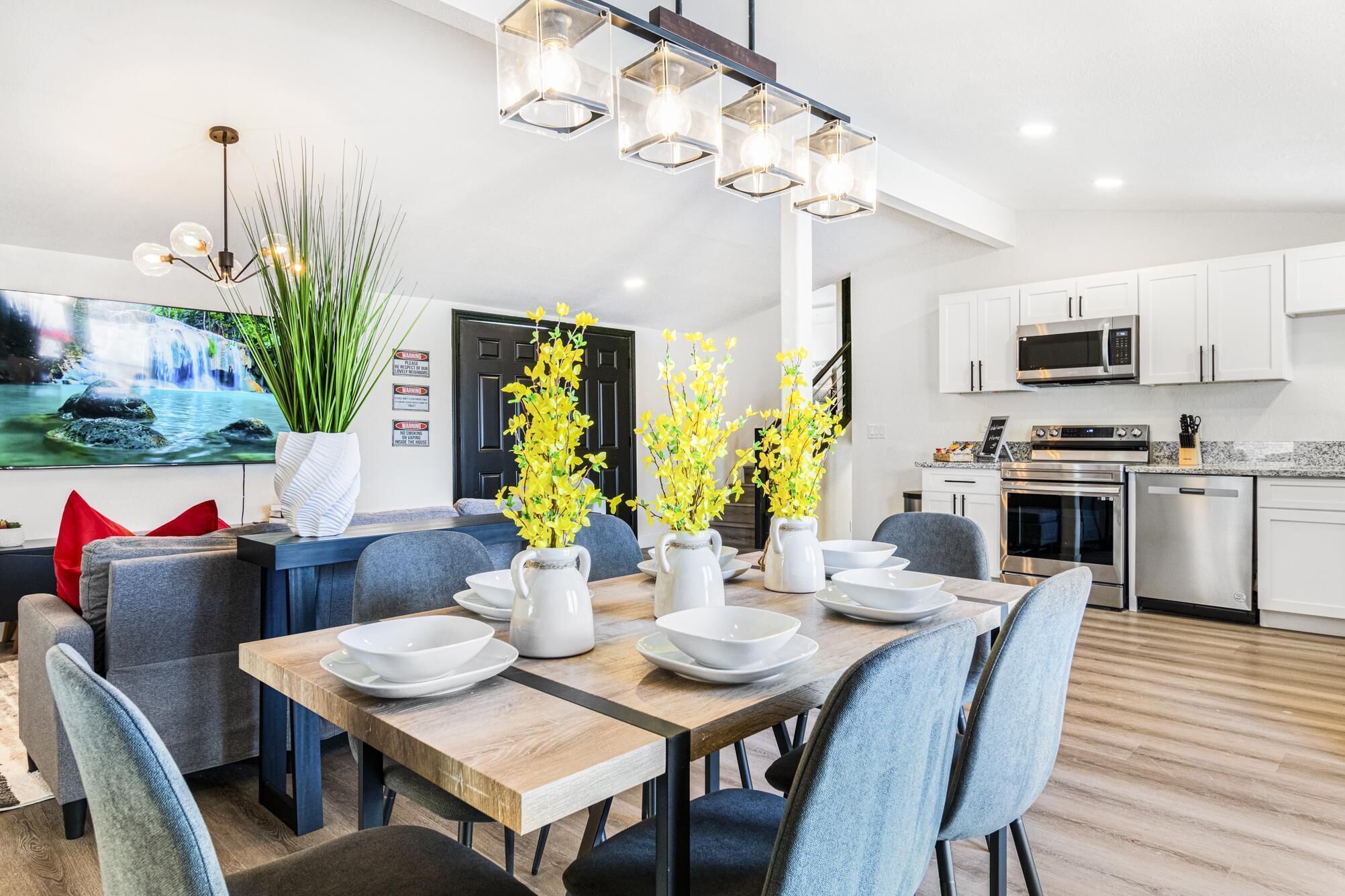 Newly remodeled 5b/3b house next to golf club. 6 mins to strip