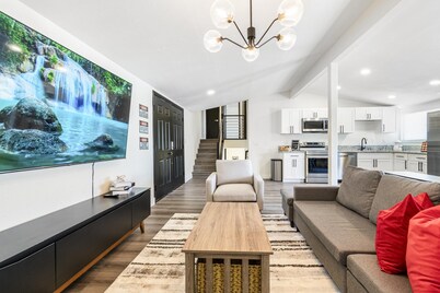 Newly remodeled 5b/3b house next to golf club. 6 mins to strip