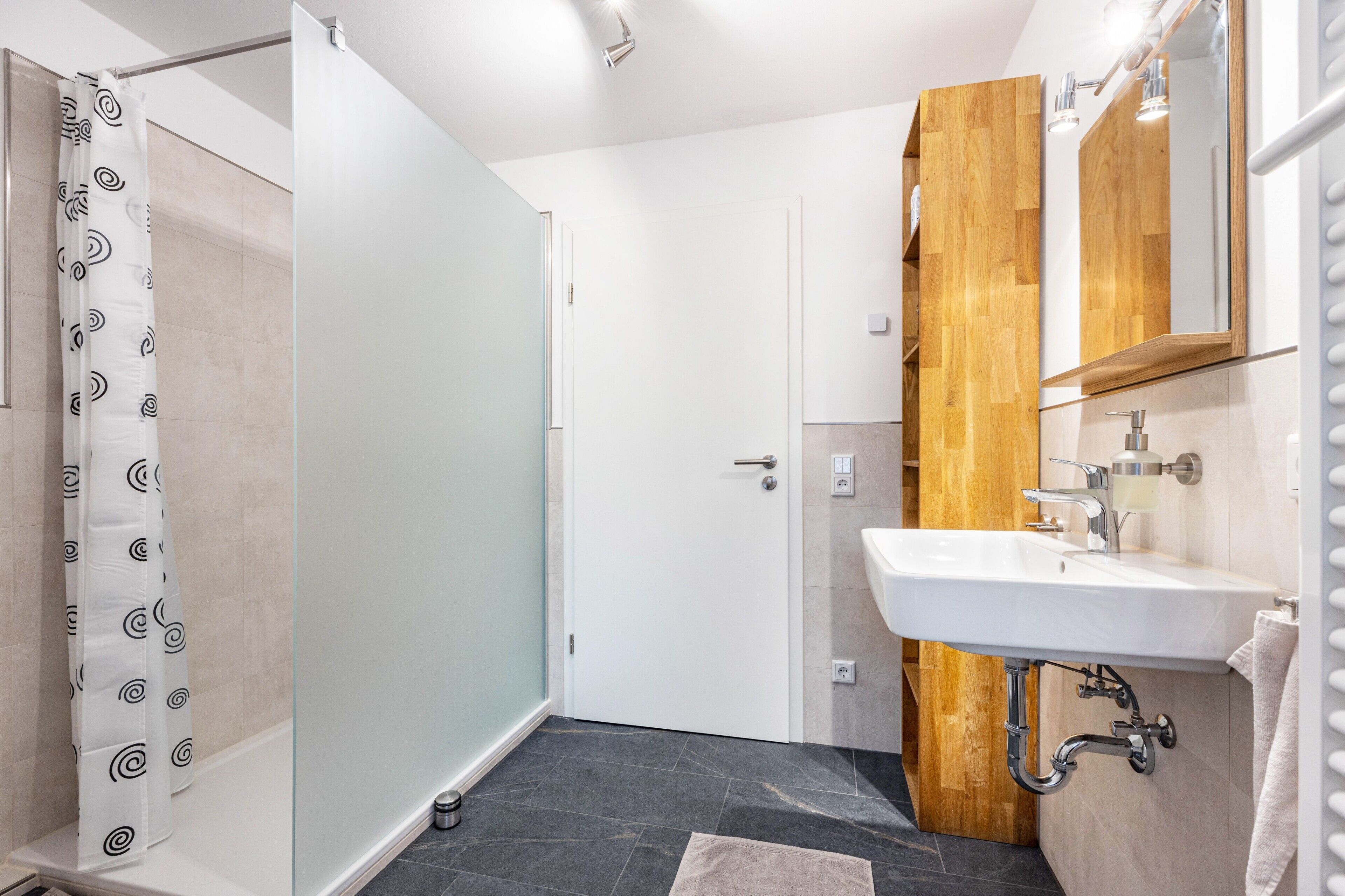 Dusche, kostenlose Toilettenartikel, Haartrockner, Handtücher
