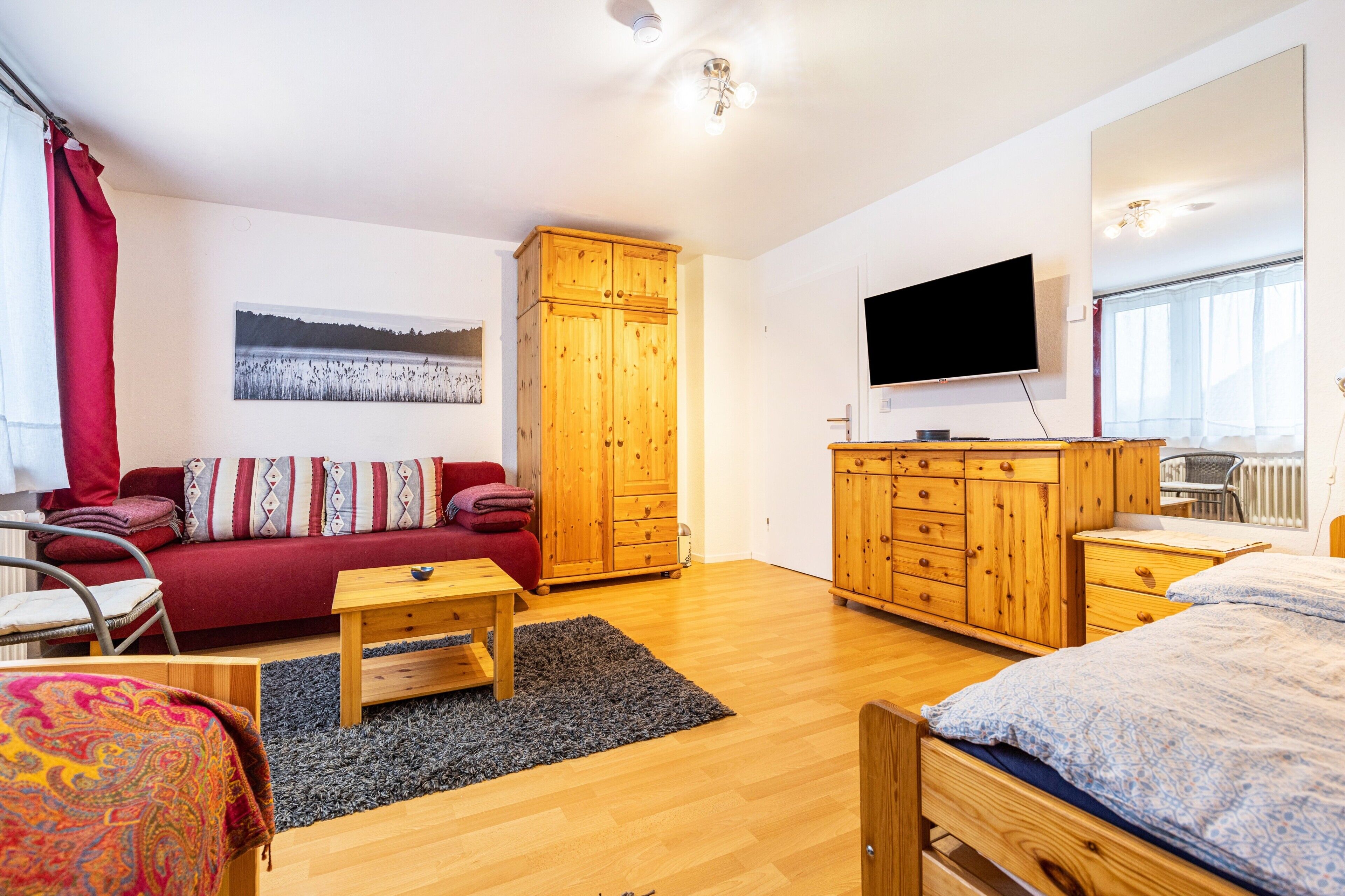 2 slaapkamers, een bureau, een strijkplank/strijkijzer, gratis wifi